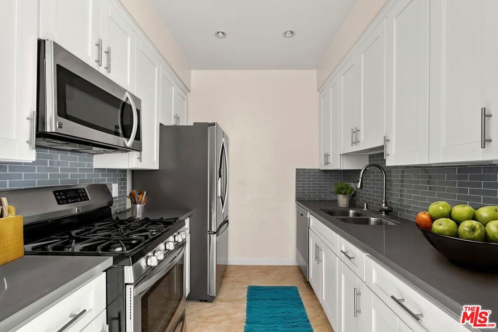 112 N Hamilton Drive 305 Property Photo 9