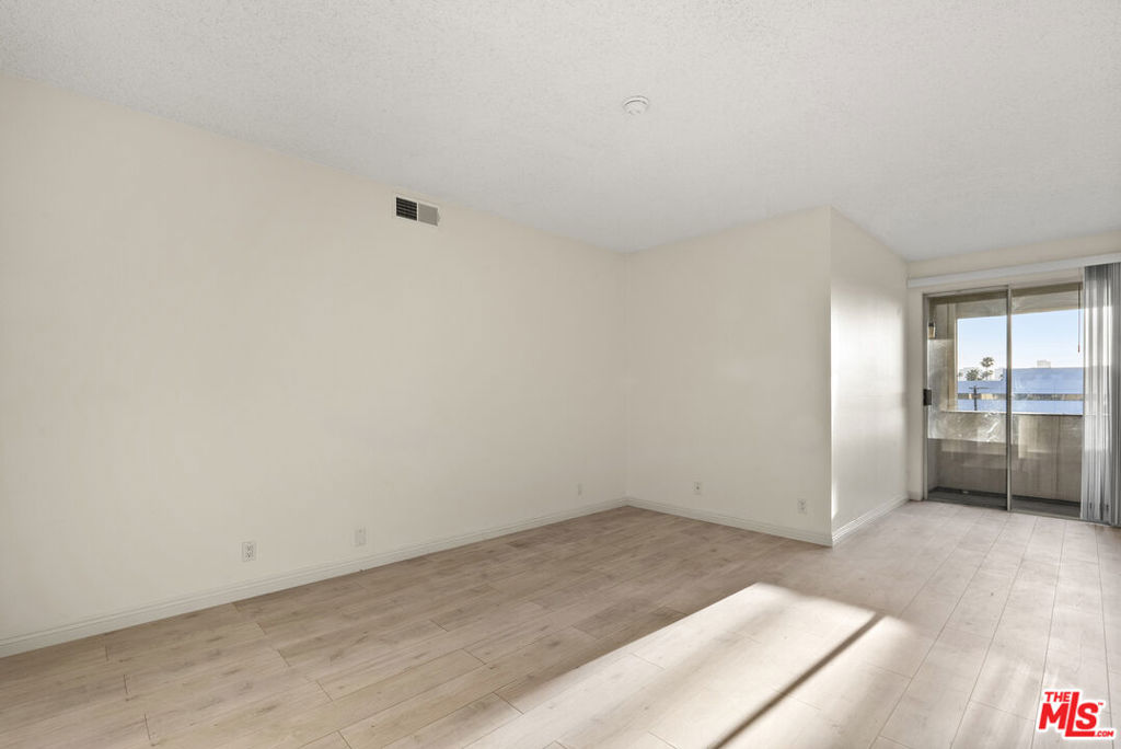 112 N Hamilton Drive 305 Property Photo 11