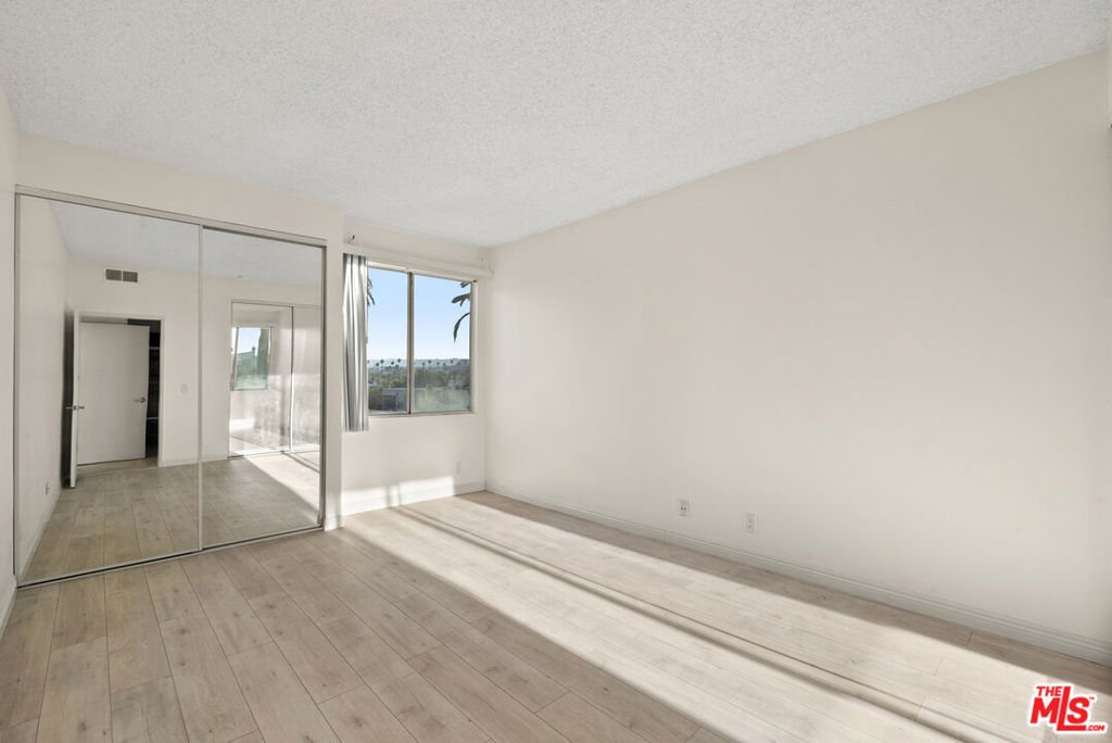 112 N Hamilton Drive 305 Property Photo 16