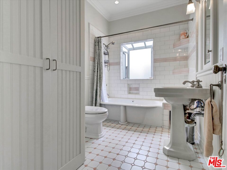 1327 N Hayworth Avenue Property Photo 27