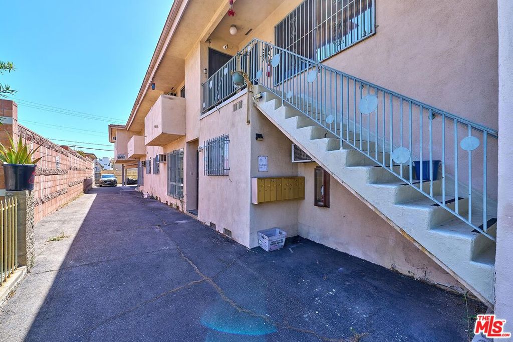 4934 Maplewood Avenue Property Photo 4