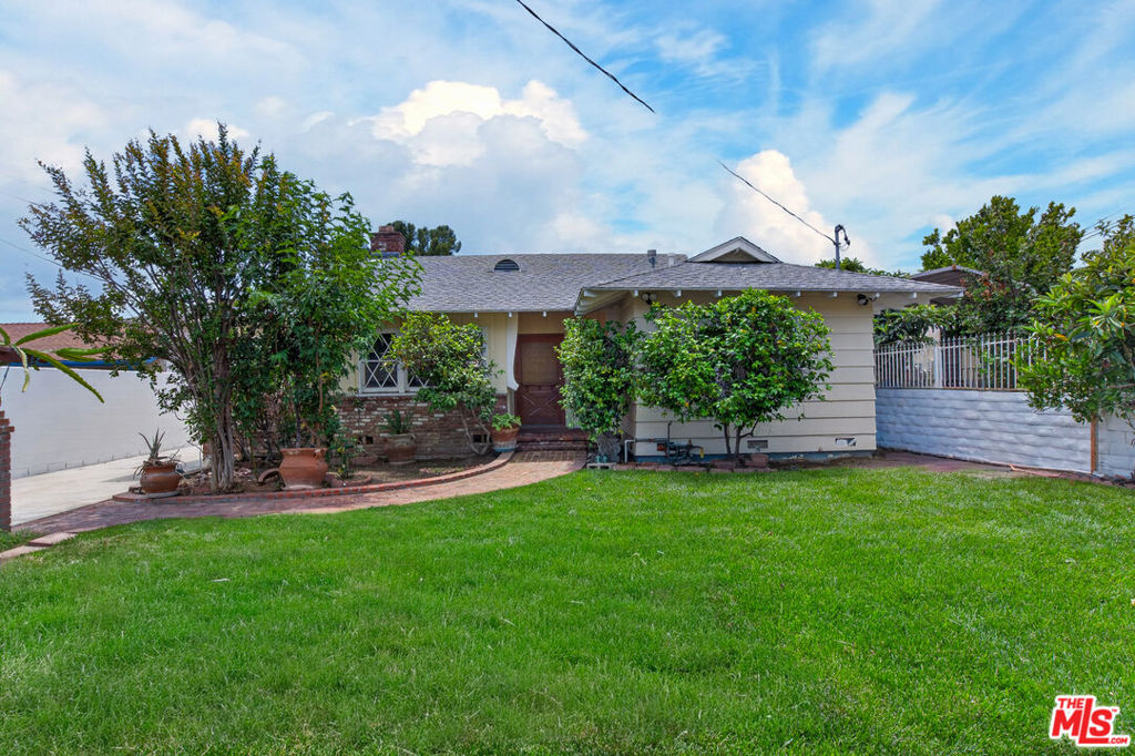 23036 Victory Boulevard Property Photo