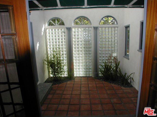 857 S Sycamore Avenue Property Photo 10