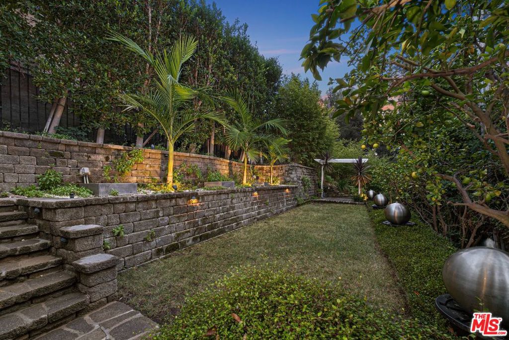 2250 Nichols Canyon Road Property Photo 9