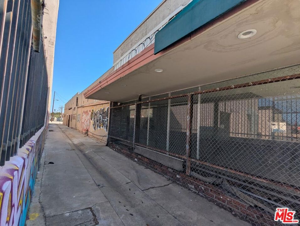 3101 E Anaheim Street Property Photo 6