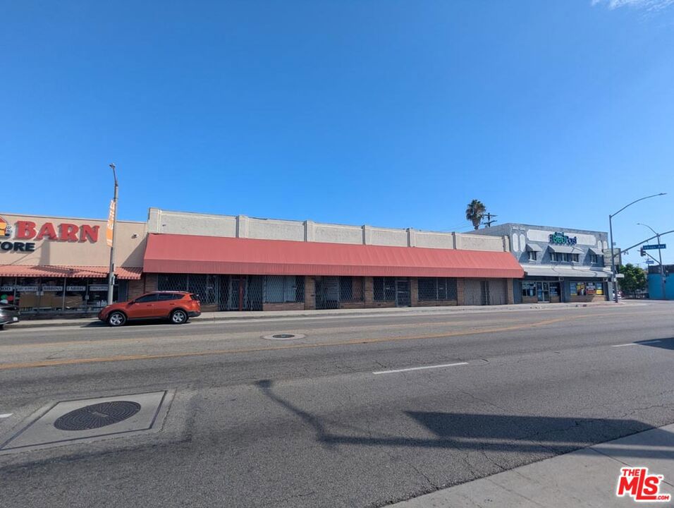3121 E Anaheim Street Property Photo 6