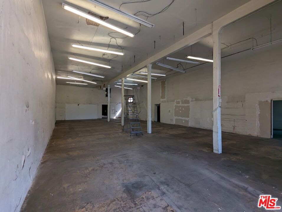 3121 E Anaheim Street Property Photo 8