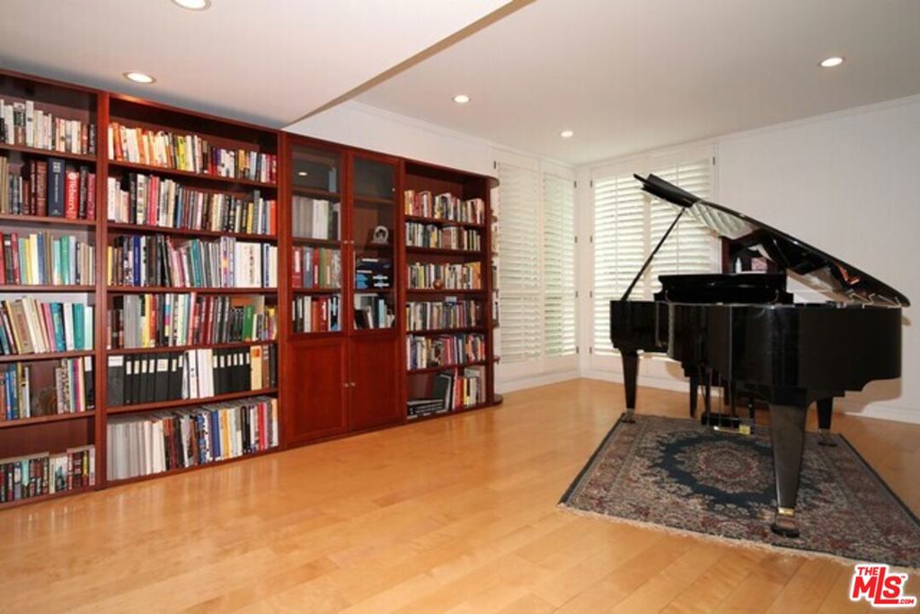 1550 Greenfield Avenue 201 Property Photo 3