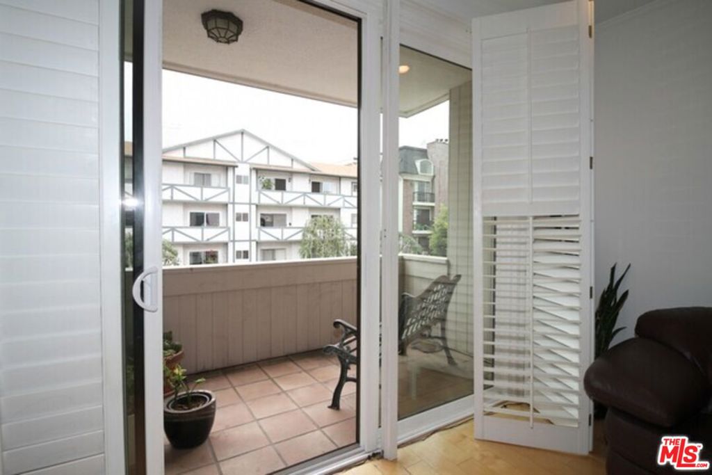 1550 Greenfield Avenue 201 Property Photo 9