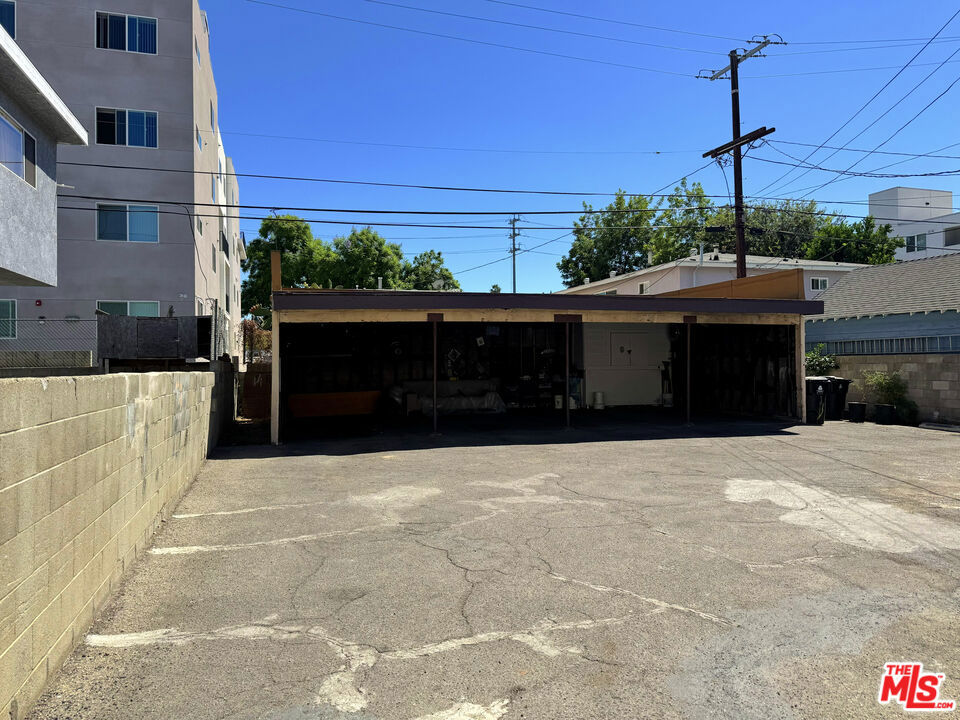 14830 Erwin Street Property Photo 9