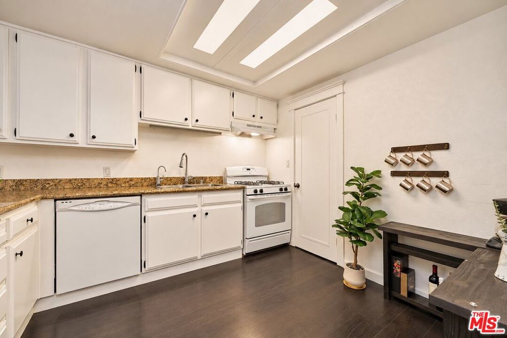 200 S La Fayette Park Place 2 Property Photo 10