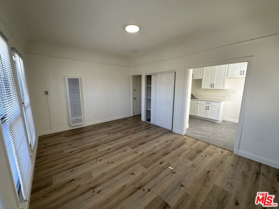 4504 S Hoover Street Property Photo 4
