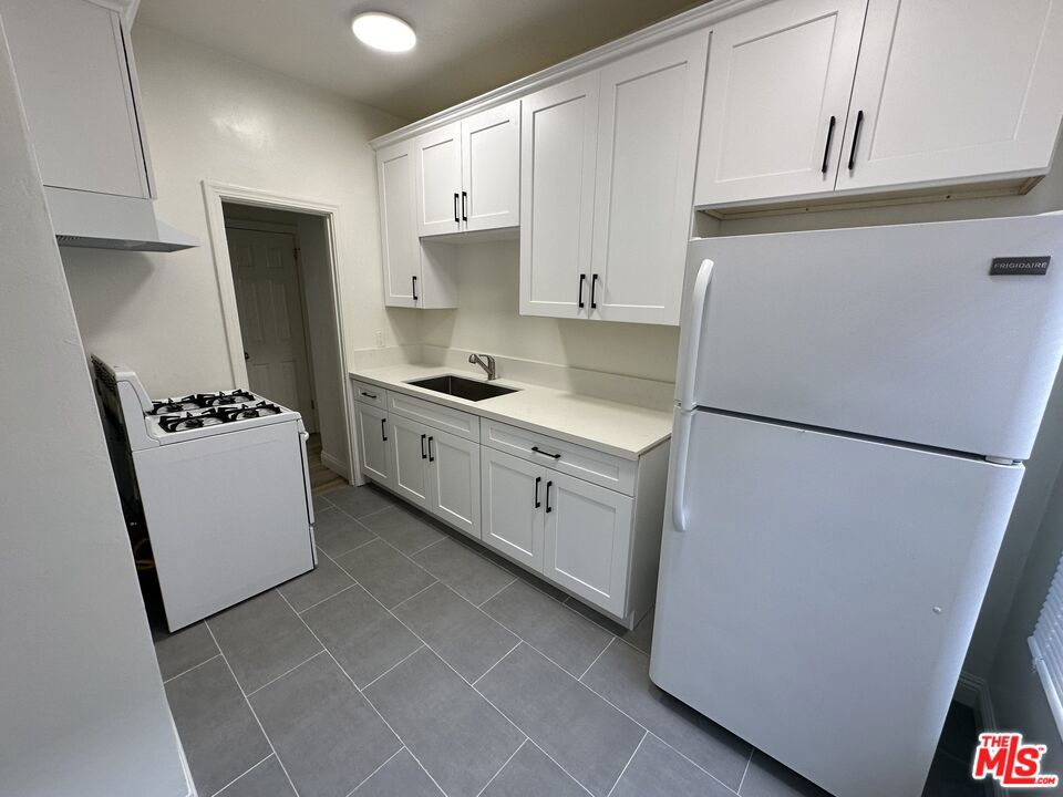 4504 S Hoover Street Property Photo 5