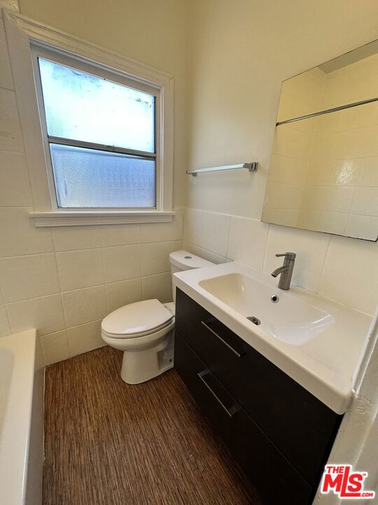 4504 S Hoover Street Property Photo 7