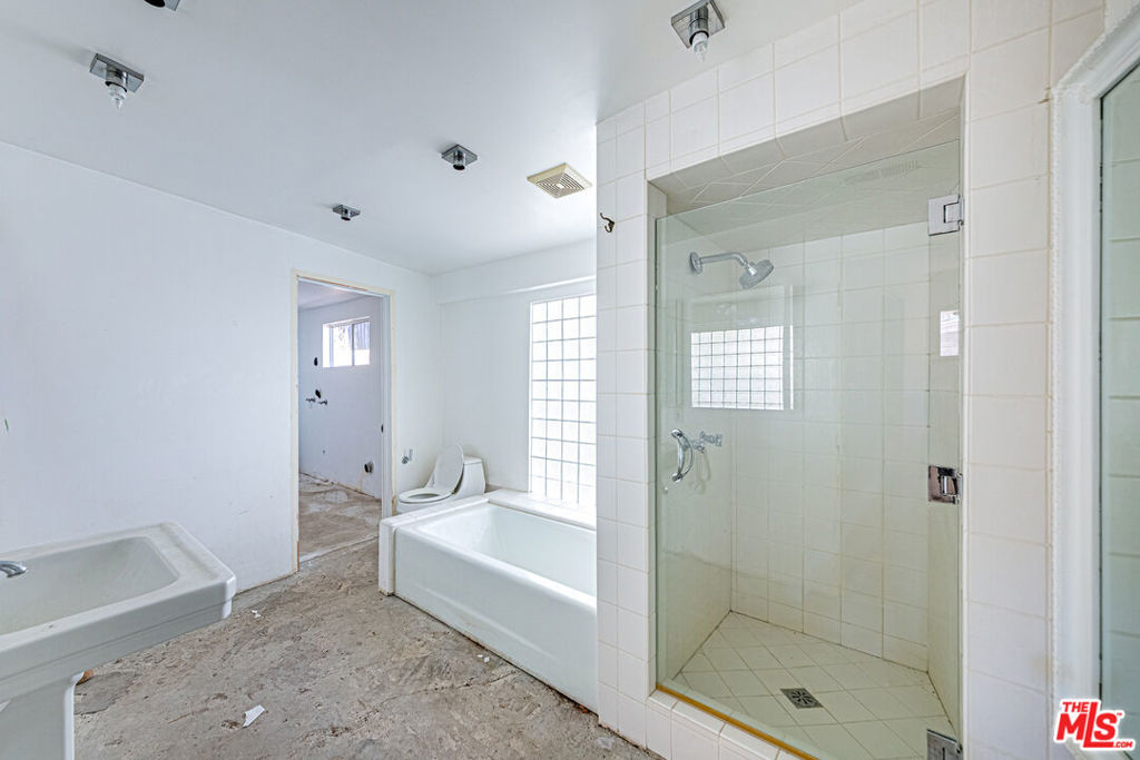 14301 Mulholland Drive Property Photo 4