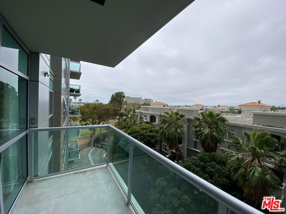 13700 Marina Pointe Drive 506 Property Photo 9
