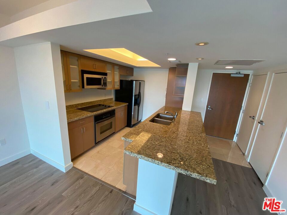 13700 Marina Pointe Drive 506 Property Photo 11