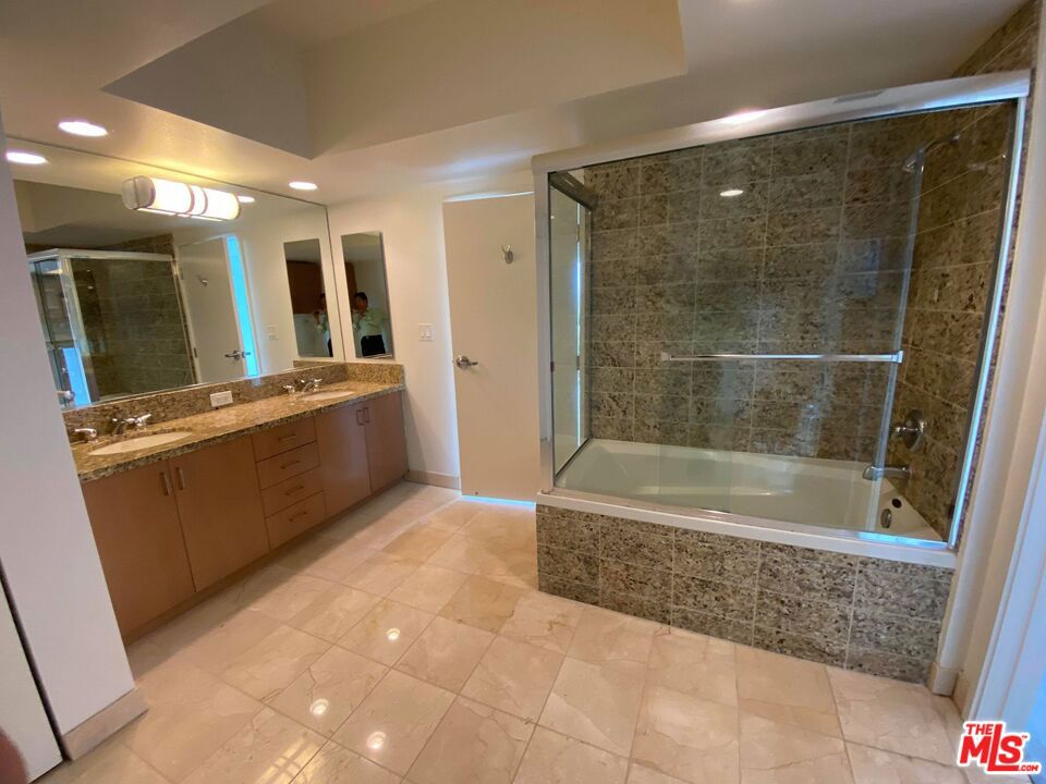 13700 Marina Pointe Drive 506 Property Photo 16