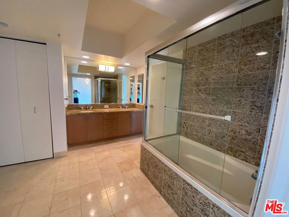 13700 Marina Pointe Drive 506 Property Photo 17