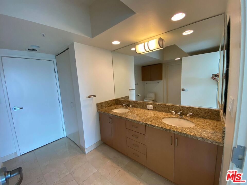 13700 Marina Pointe Drive 506 Property Photo 18