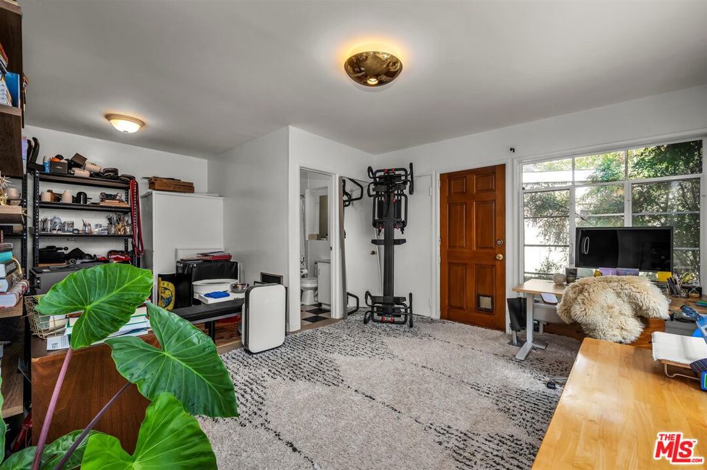 2652 N Beachwood Drive Property Photo 10