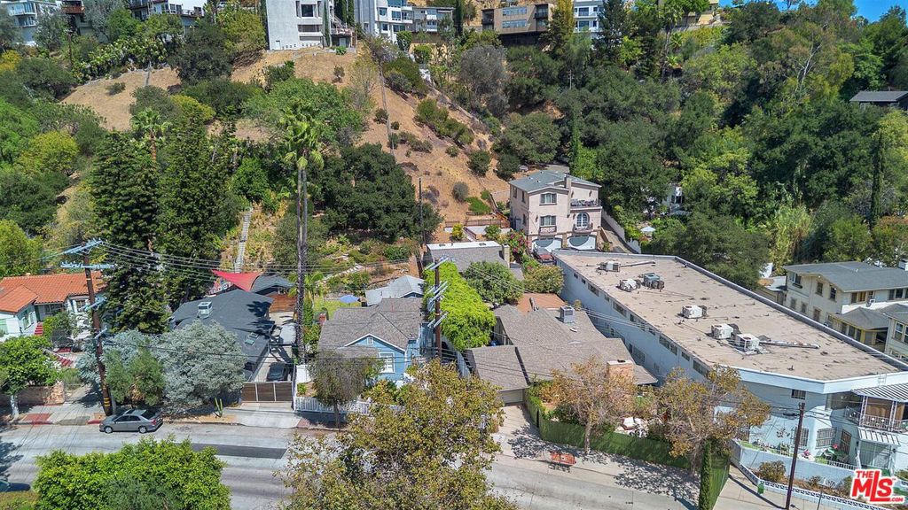 2652 N Beachwood Drive Property Photo 13