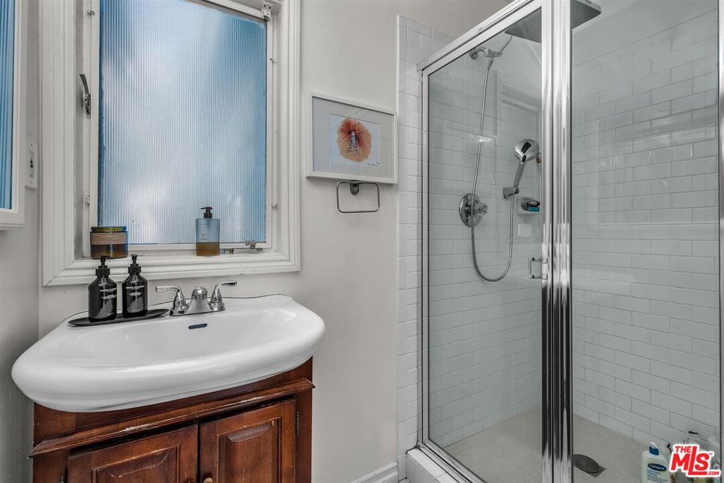 2652 N Beachwood Drive Property Photo 27
