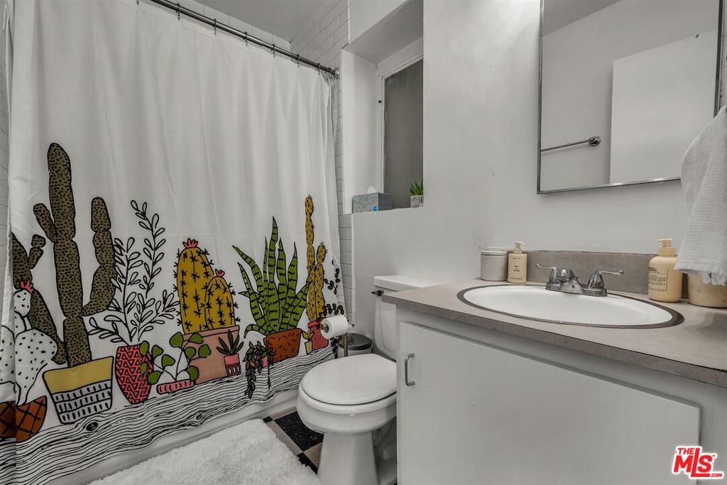 2652 N Beachwood Drive Property Photo 30