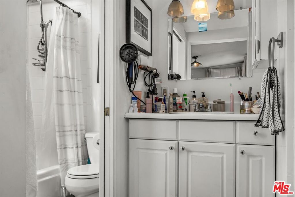 2652 N Beachwood Drive Property Photo 31