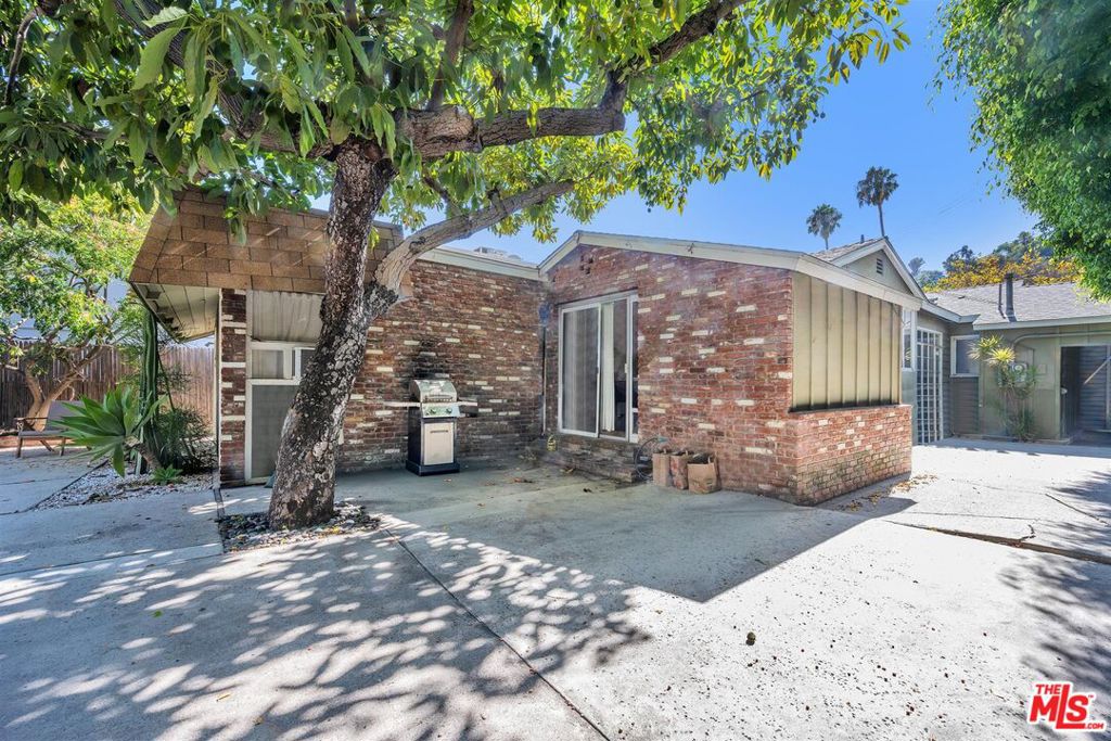2652 N Beachwood Drive Property Photo 35