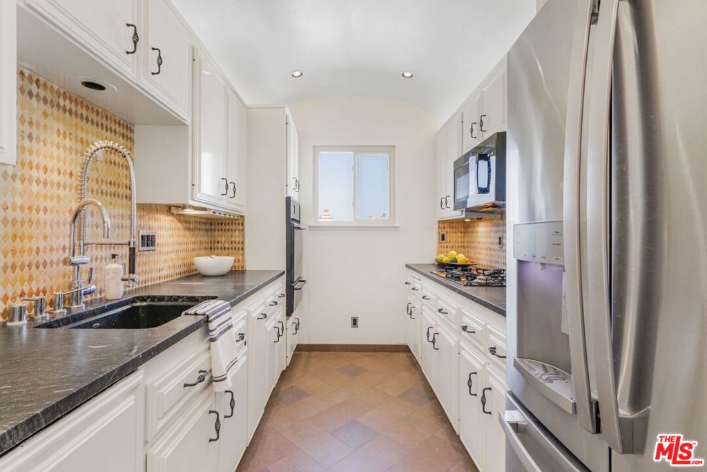 211 California Avenue 501 Property Photo 11