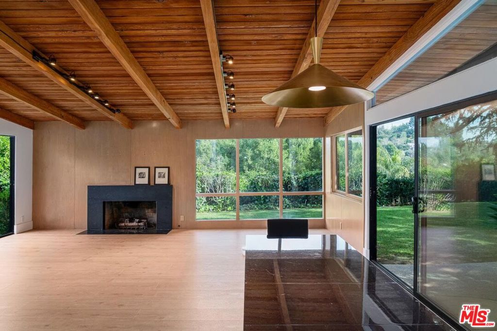 15434 Mulholland Drive Property Photo 4
