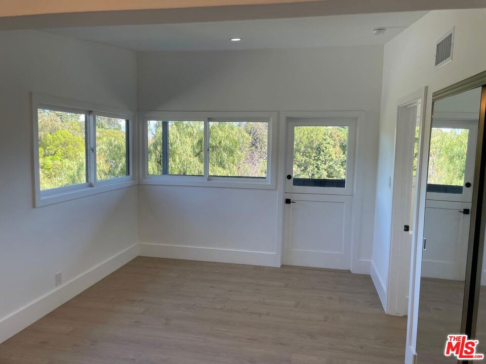 15434 Mulholland Drive Property Photo 21