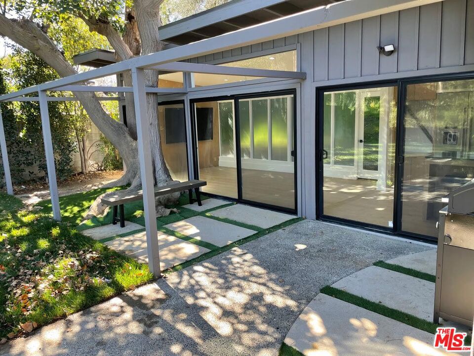15434 Mulholland Drive Property Photo 24