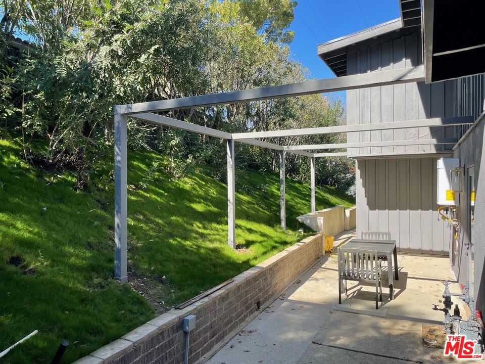 15434 Mulholland Drive Property Photo 28
