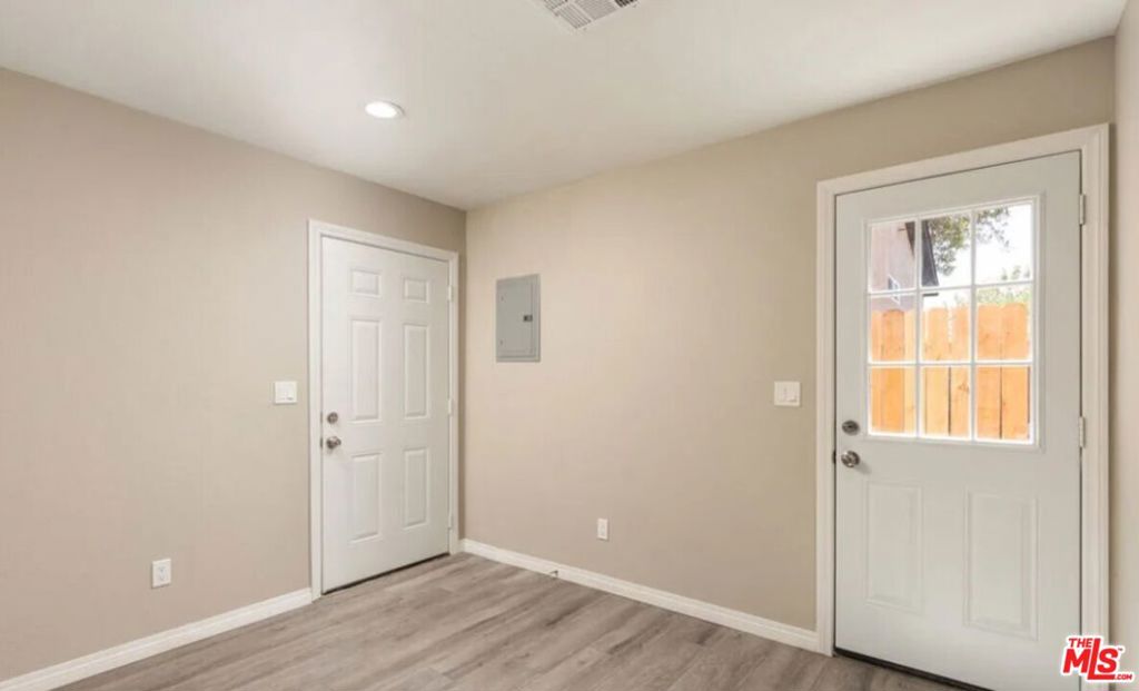 9219 Langdon Avenue 1/2 Property Photo 2