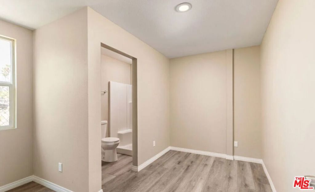 9219 Langdon Avenue 1/2 Property Photo 4
