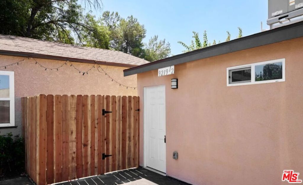 9219 Langdon Avenue 1/2 Property Photo 15
