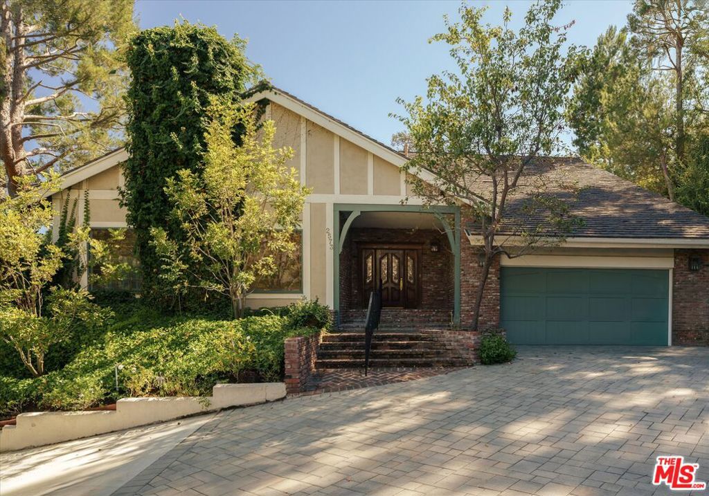 2573 Benedict Canyon Drive Property Photo 2