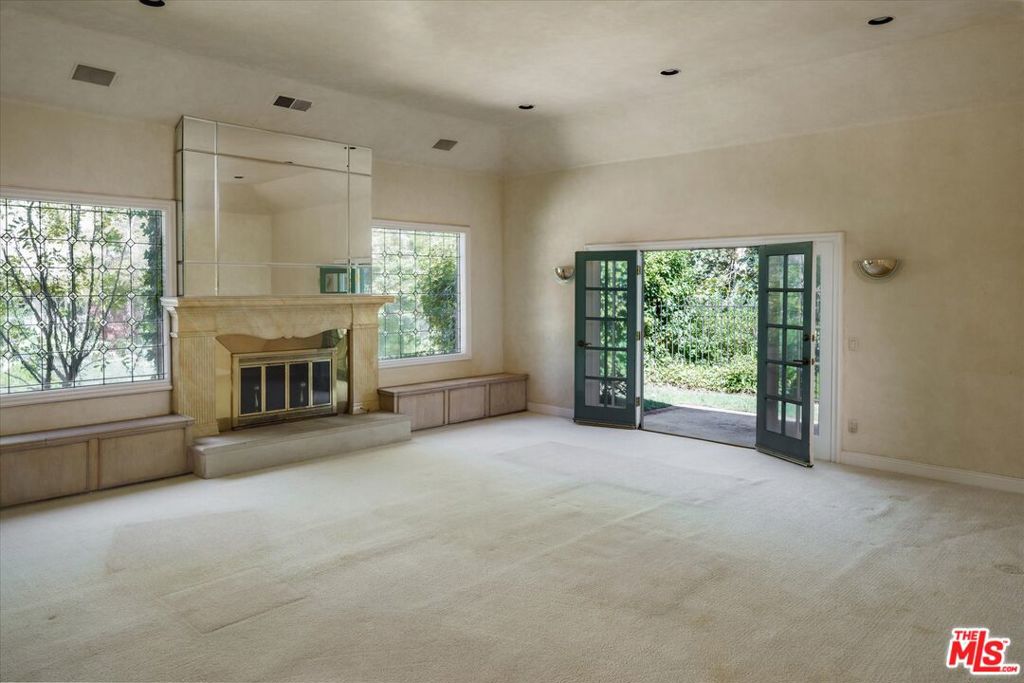 2573 Benedict Canyon Drive Property Photo 4