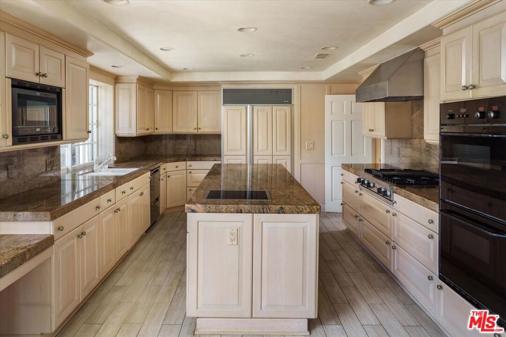 2573 Benedict Canyon Drive Property Photo 10
