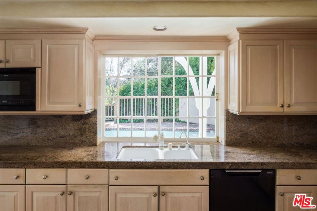 2573 Benedict Canyon Drive Property Photo 11
