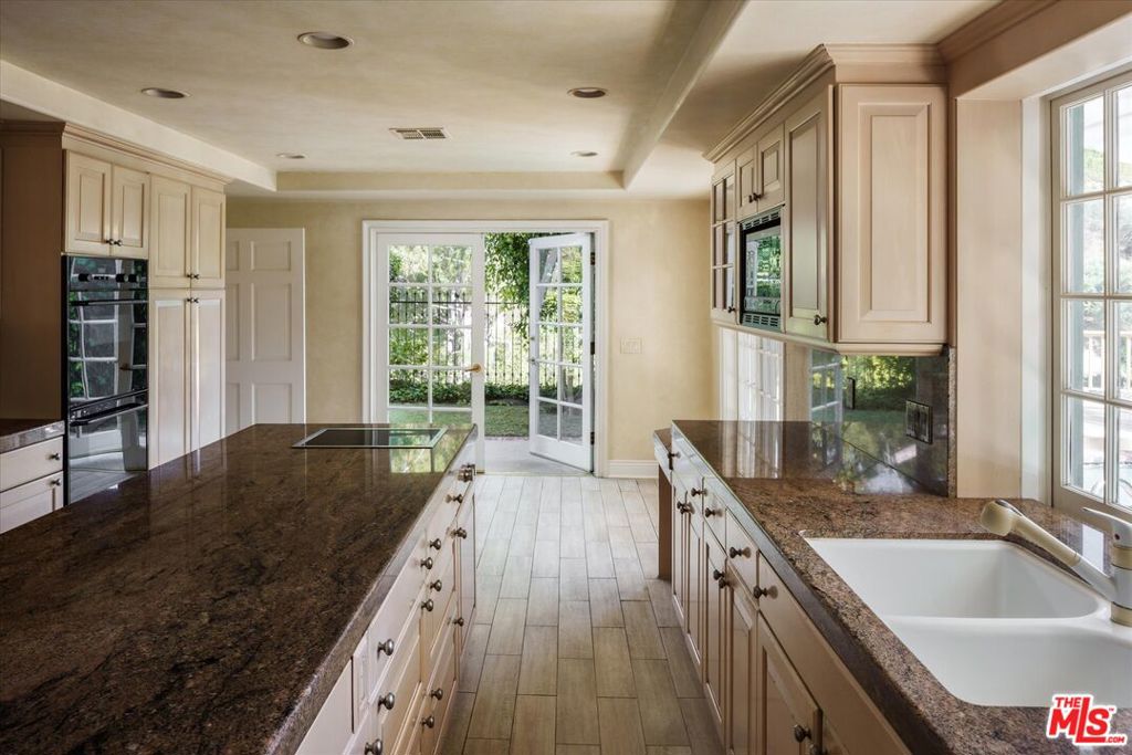 2573 Benedict Canyon Drive Property Photo 12