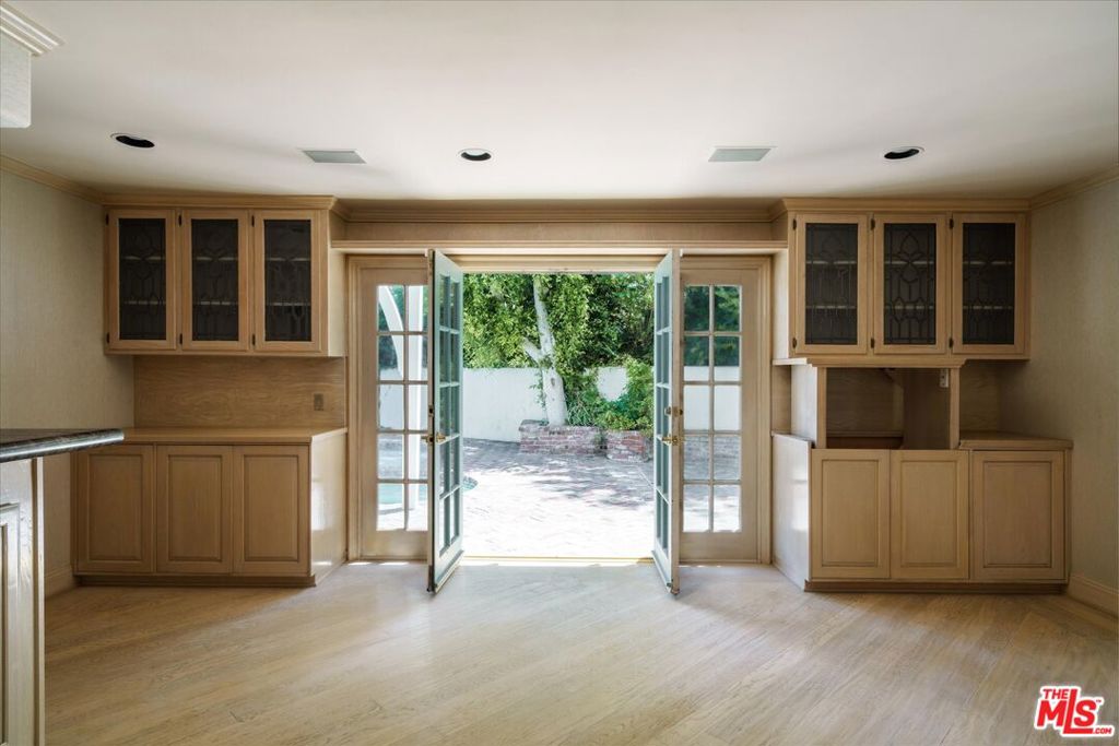 2573 Benedict Canyon Drive Property Photo 14
