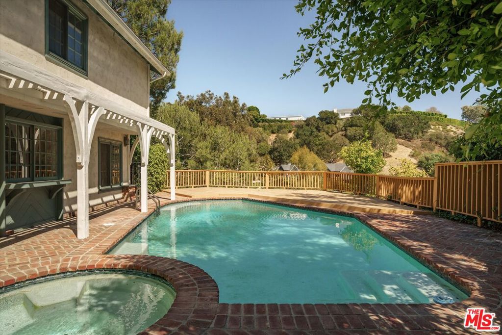 2573 Benedict Canyon Drive Property Photo 17