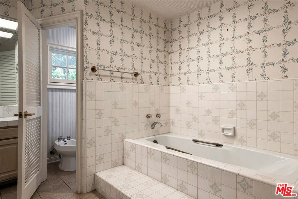 2573 Benedict Canyon Drive Property Photo 27