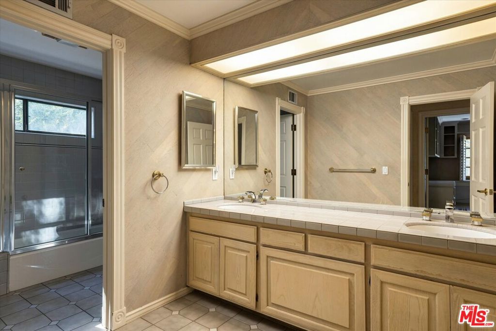 2573 Benedict Canyon Drive Property Photo 35