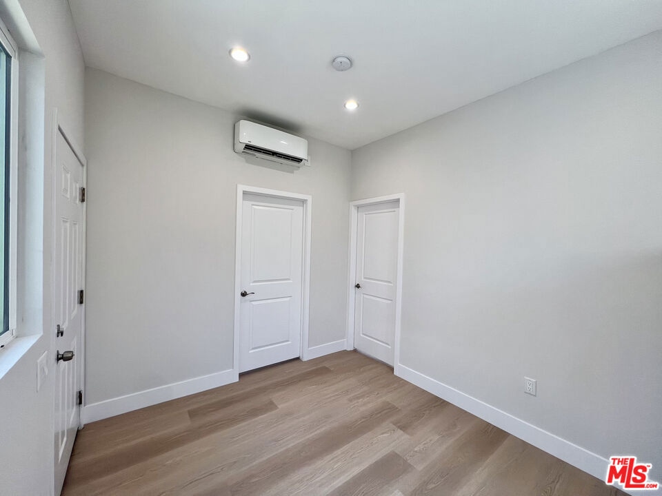 446 W 88th Street 1/2 Property Photo 7