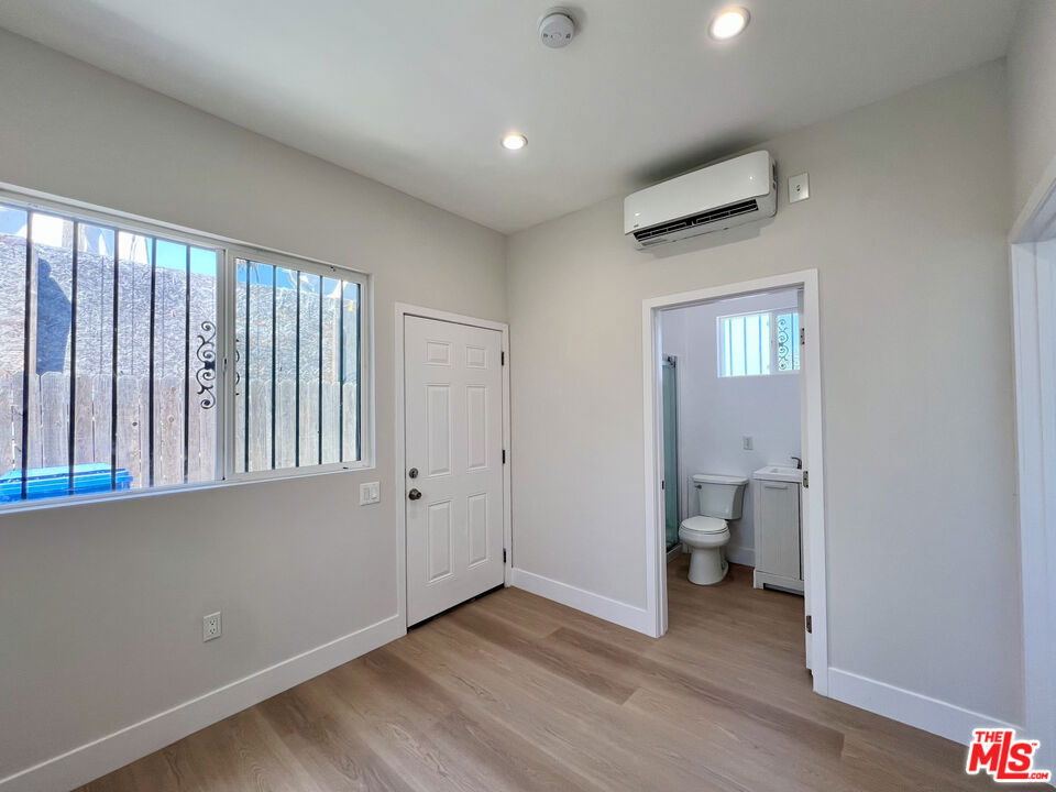 446 W 88th Street 1/2 Property Photo 8