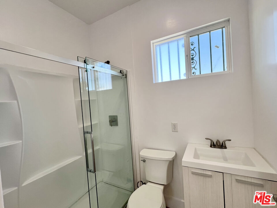 446 W 88th Street 1/2 Property Photo 9